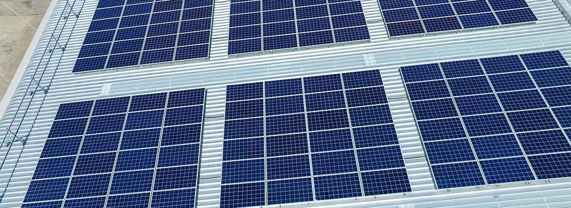Üretim tesisimizin çatısındaki güneş enerjisi santrali panelleri